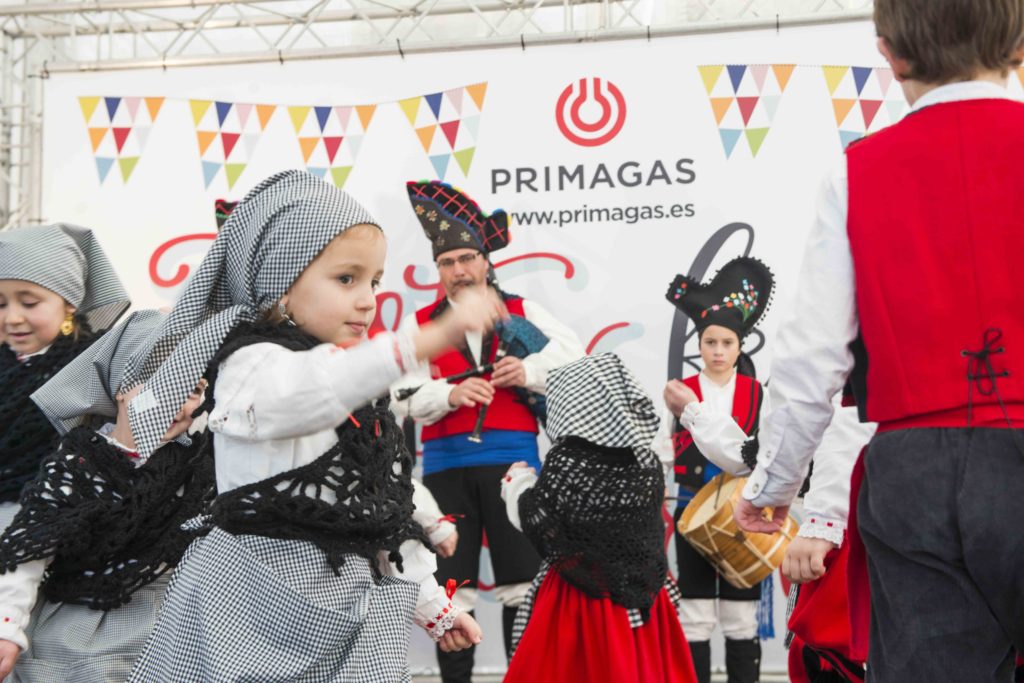 Niña bailando en una Fiesta Primagas