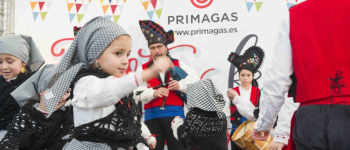 Niña bailando en una Fiesta Primagas