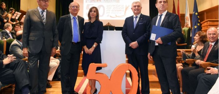 del rector de la Universidade de Santiago, Juan Viaño Rey; el conselleiro de Facenda, Valeriano Martínez García; los ex presidentes de la Xunta de Galicia, Fernando González Laxe y Emilio Pérez Touriño; y la decana de la Facultad de Ciencias Económicas y Empresariales, Emilia Vázquez Rozas.