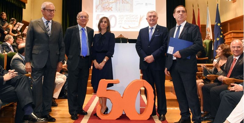 del rector de la Universidade de Santiago, Juan Viaño Rey; el conselleiro de Facenda, Valeriano Martínez García; los ex presidentes de la Xunta de Galicia, Fernando González Laxe y Emilio Pérez Touriño; y la decana de la Facultad de Ciencias Económicas y Empresariales, Emilia Vázquez Rozas.